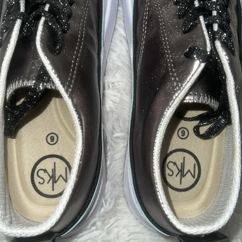MKS‎ brand new. Size 6
